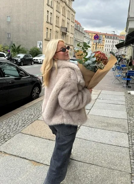 Sofia – Glamouröser Kunstpelzmantel für Damen