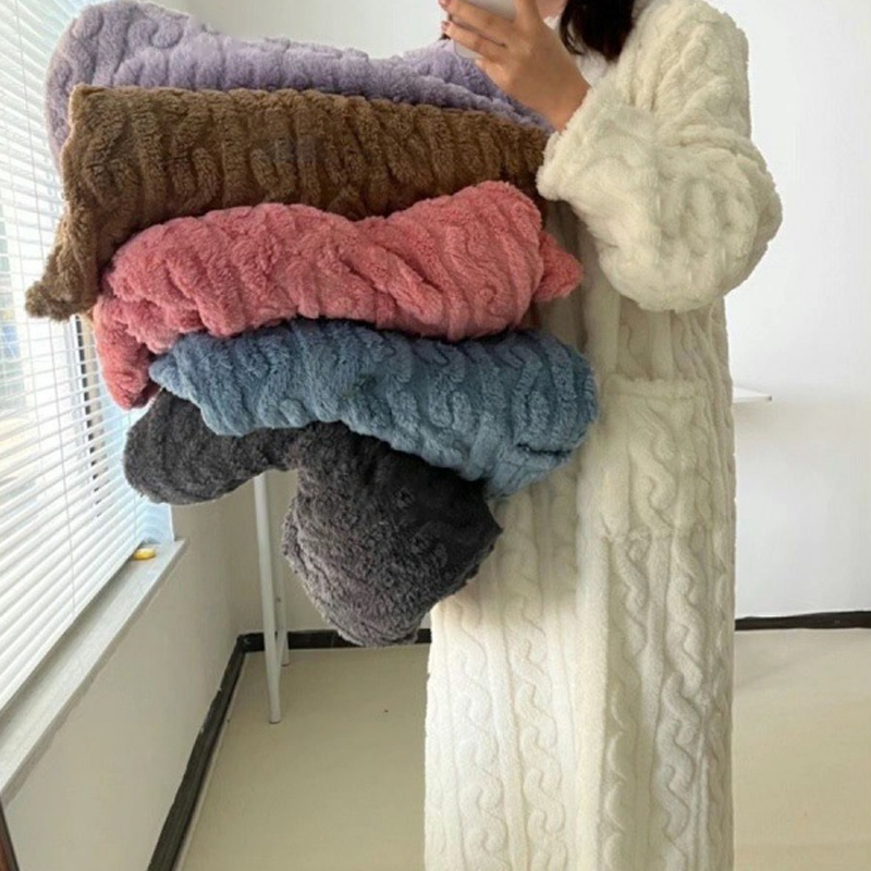 Elena – Luxuriöse Korallensamt Damen Winter-Hausmode