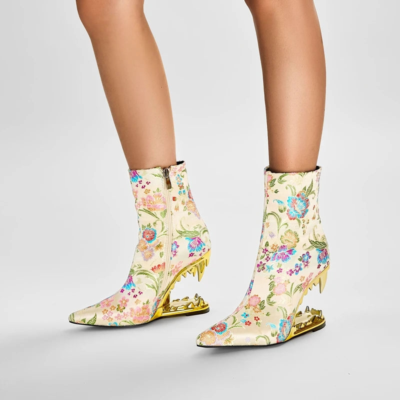 Luna – Damen Stiefel mit besticktem Blumenmuster und Wolfszähnen