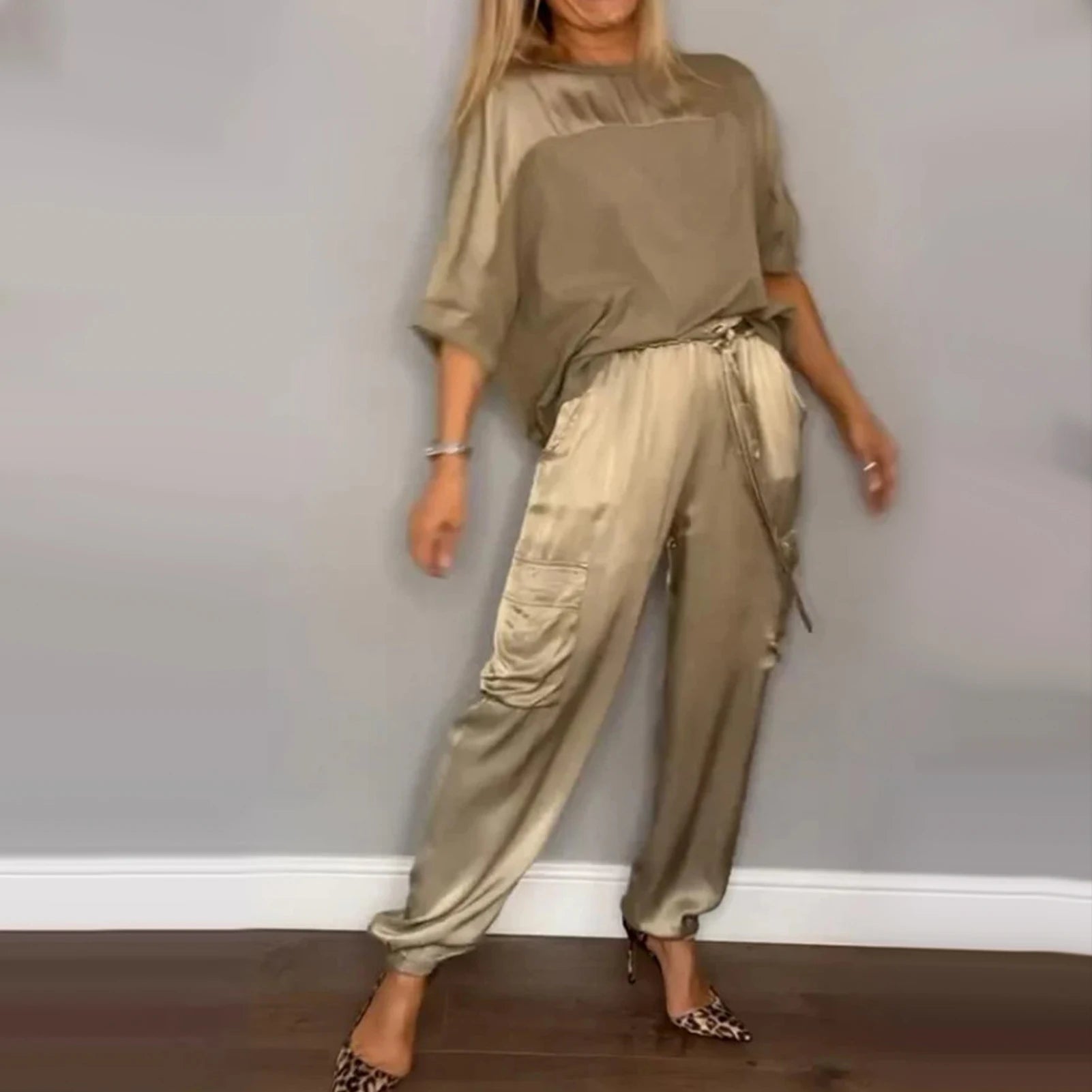 Juliette – Elegantes Satin-Zweiteiler mit Bindegürtel