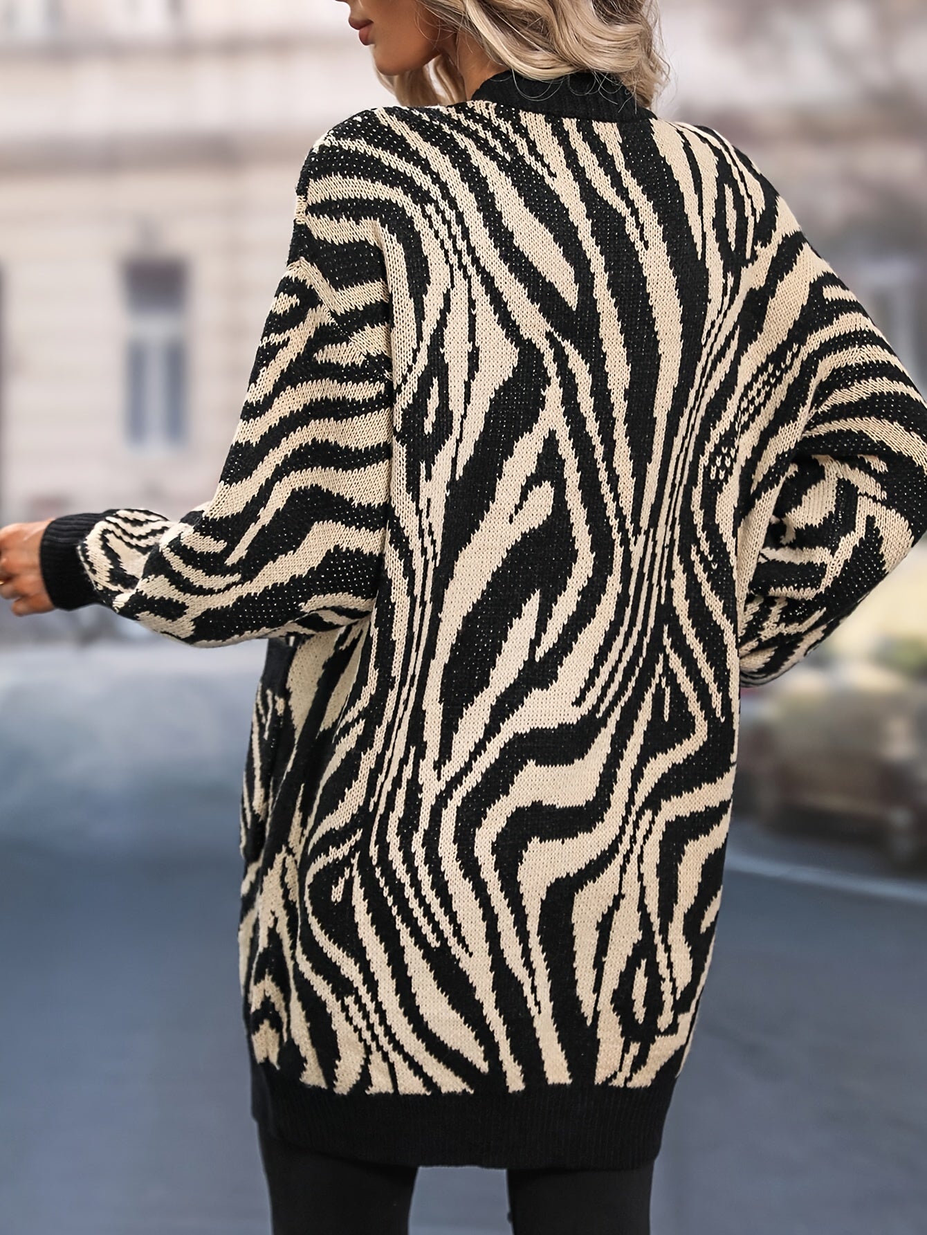 Lucia – Elegante Zebra-Streifen Drop Shoulder Strickjacke für Damen