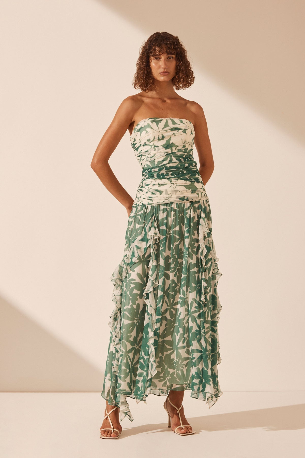 Elena – Fließendes Maxi-Kleid mit Raffung und Volantrock