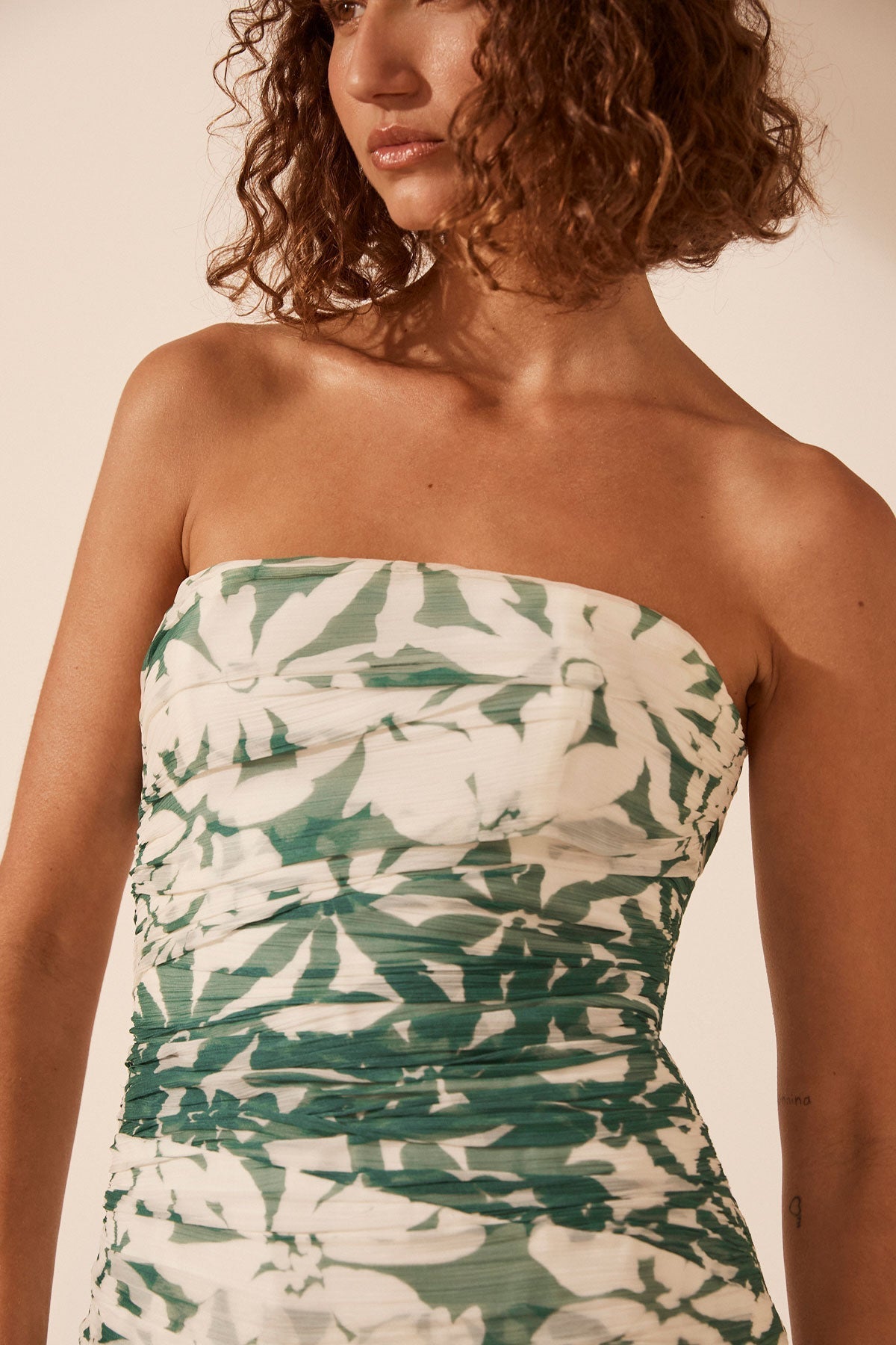 Elena – Fließendes Maxi-Kleid mit Raffung und Volantrock