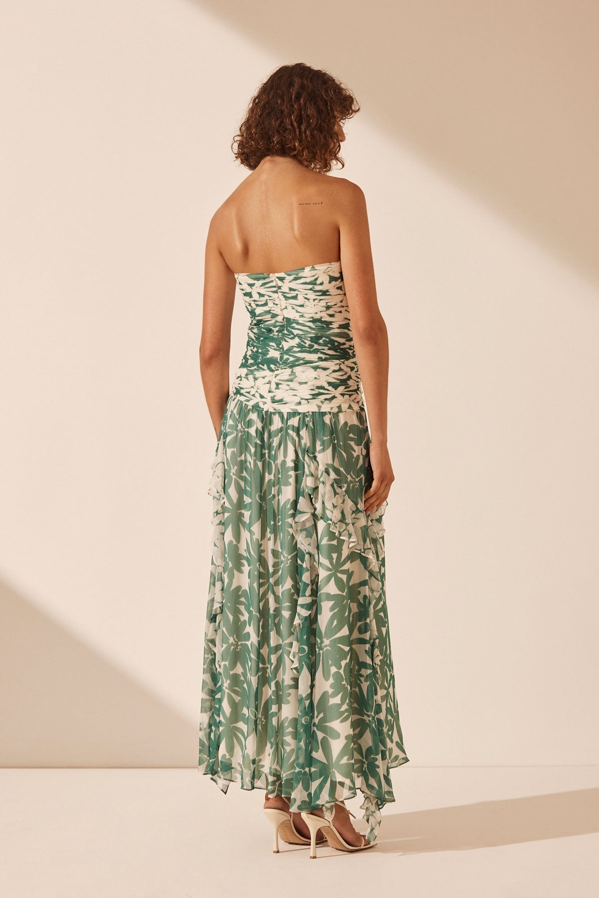 Elena – Fließendes Maxi-Kleid mit Raffung und Volantrock