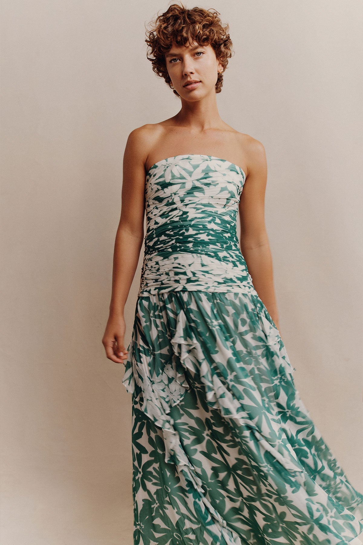 Elena – Fließendes Maxi-Kleid mit Raffung und Volantrock